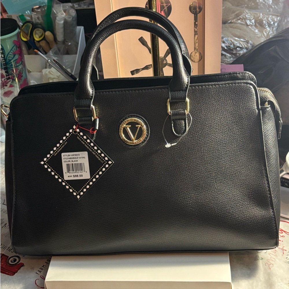 Elegant Black Vera Wang Handbag - Picture 1 of 16